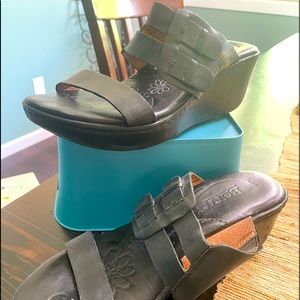 Born leather slides with contrast stitching. Size 11